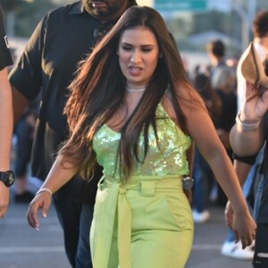 Simone apostou em blusa de paetes e calça cigarrete na cor verde neon