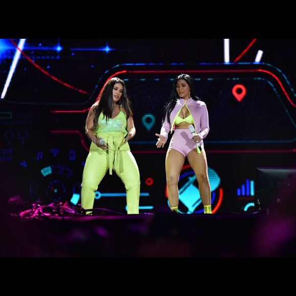 Simone e Simaria roubam a cena ao combinar looks em tom neon