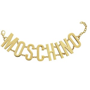 Anitta optou por um colar da marca Moschino em parceria com H&M de R$305