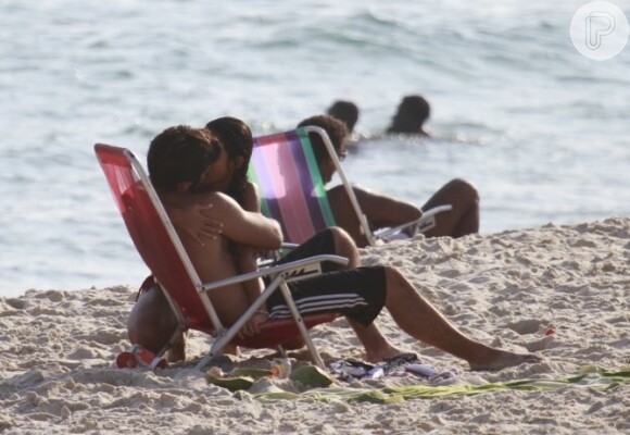 Bruno Gissoni e Yanna Lavigne são flagrados em clima de romance na praia da Barra da Tijuca, no Rio de Janeiro, em 19 de fevereiro de 2013