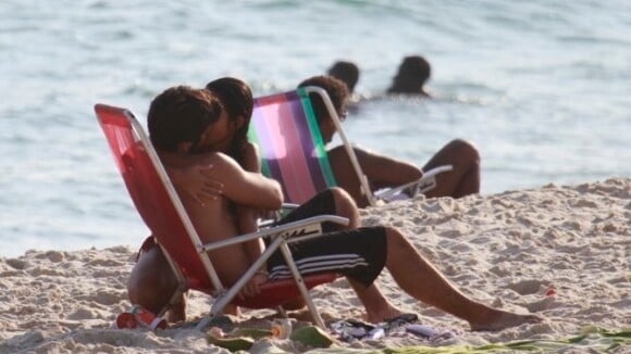 Tá sério! Bruno Gissoni e Yanna Lavigne trocam beijos apaixonados em praia