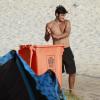 Bruno Gissoni, antes de deixar a areia, jogou o lixo produzido no lugar que deve estar