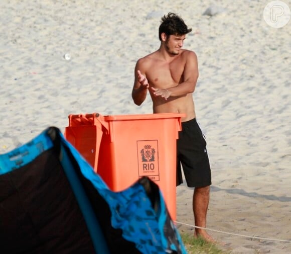 Bruno Gissoni, antes de deixar a areia, jogou o lixo produzido no lugar que deve estar