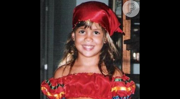 Pérola Faria apareceu vestida de cigana em foto antiga publicada no Facebook