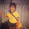 Thais Fersoza com uniforme escolar quando criança