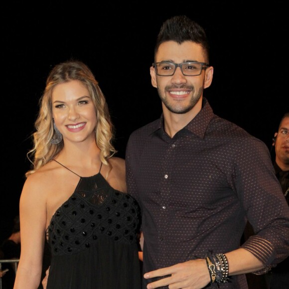 Andressa Suita ganhou declaração do marido, Gusttavo Lima, ao acompanhá-lo em show: 'Essa mulher aqui foi um achado que eu achei na vida'