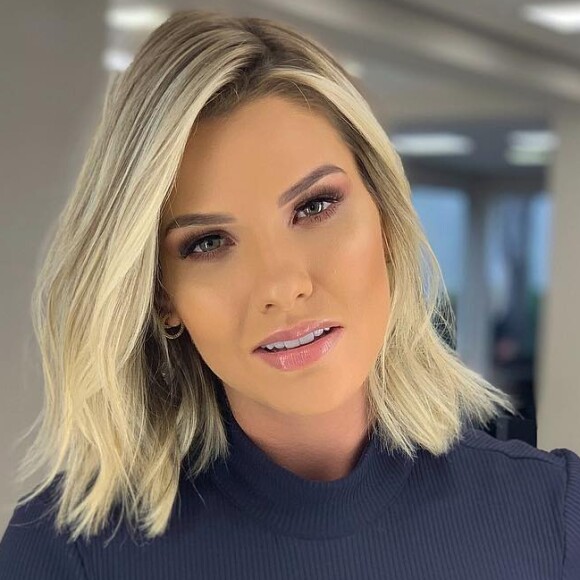 'Andressa Suita fez mastopexia. Com isso, consegui remover a pele extra e eliminar as estrias que ela teve com a gestação', explicou o médico que trocou a prótese de silicone da influencer