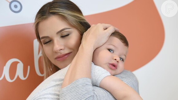 Andressa Suita se divertiu ao se comparar ao filho Gabriel, de 2 anos, em foto: 'Cara da mamãe'