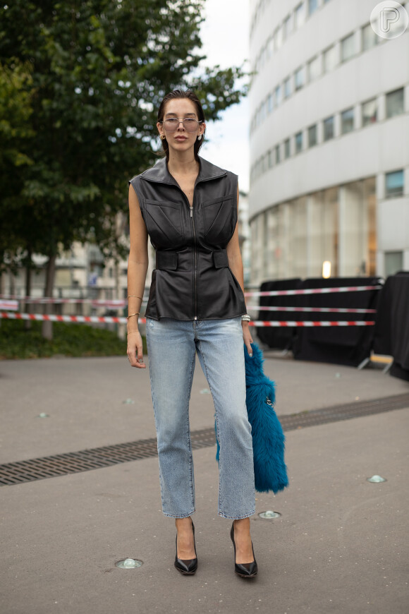 Jeans no trabalho: com scarpins de salto e colete de couro a peça fica mais chique