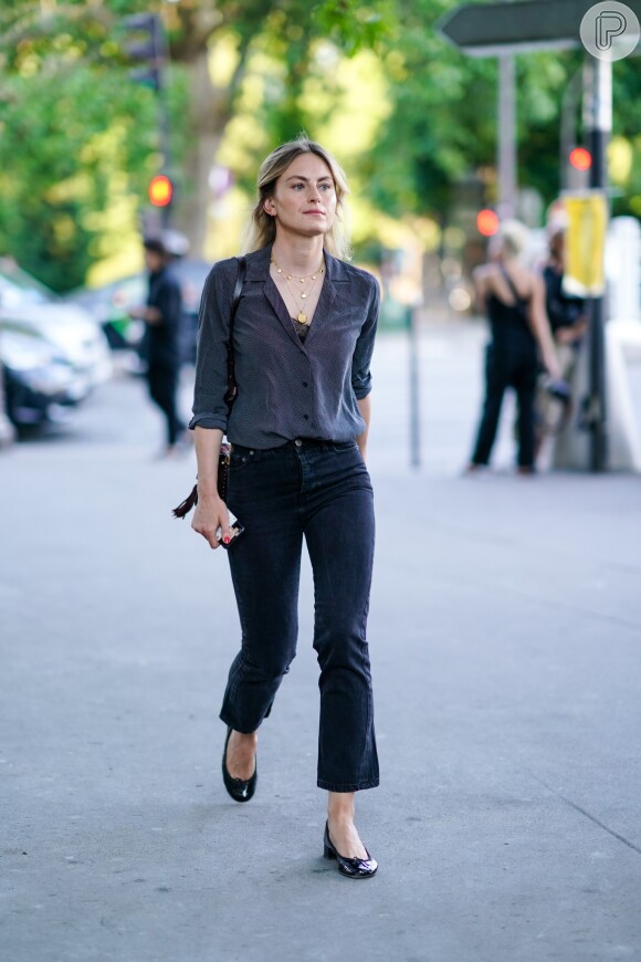 Jeans no trabalho: com camisa e sapatilha a peça ganha um status mais elegante