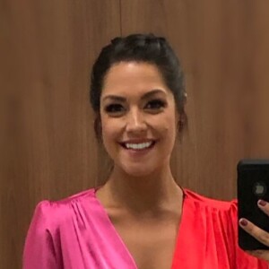 Jeans no trabalho: Thais Fersoza apostou no top bicolor em seda com cintura marcada e sandálias de salto para criar um visual cheio de estilo