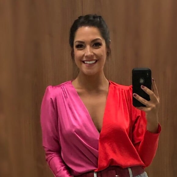 Jeans no trabalho: Thais Fersoza apostou no top bicolor em seda com cintura marcada e sandálias de salto para criar um visual cheio de estilo