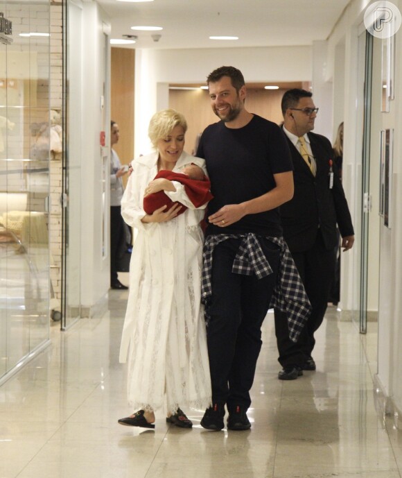 Luiza Possi, com olhar apaixonado para o filho Lucca, posou para fotos ao deixar o hospital