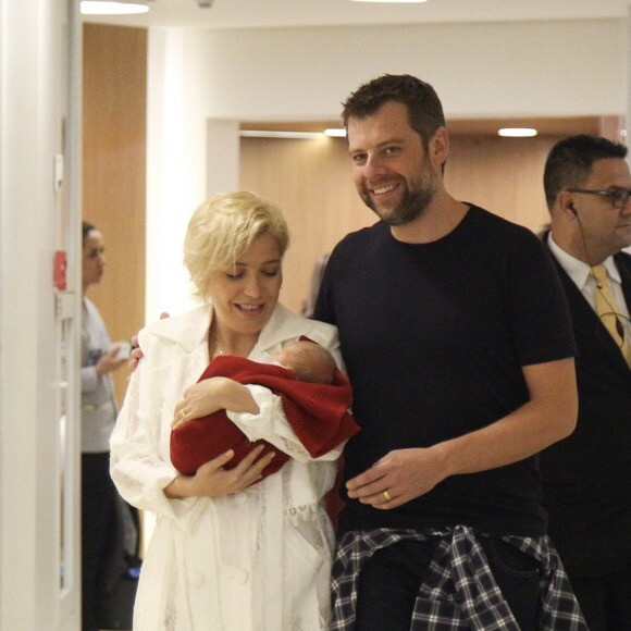 Luiza Possi, com olhar apaixonado para o filho Lucca, posou para fotos ao deixar o hospital