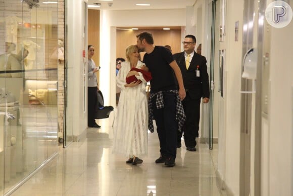 Luiza Possi ganha beijo do marido, Cris Gomes, ao deixar maternidade com ele e o filho do casal