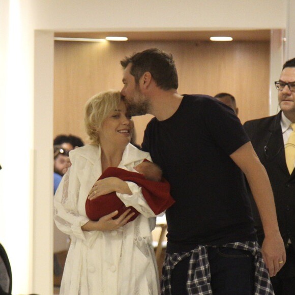 Luiza Possi ganha beijo do marido, Cris Gomes, ao deixar maternidade com ele e o filho do casal