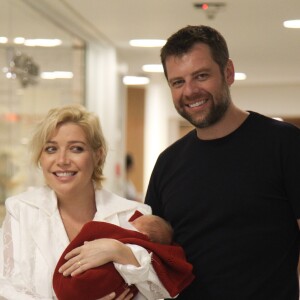 Luiza Possi, com o filho, Lucca, posou sorridente em maternidade ao lado do marido, o diretor Cris Gomes