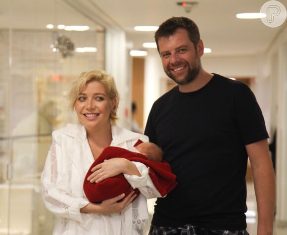 Luiza Possi, com o filho, Lucca, posou sorridente em maternidade ao lado do marido, o diretor Cris Gomes
