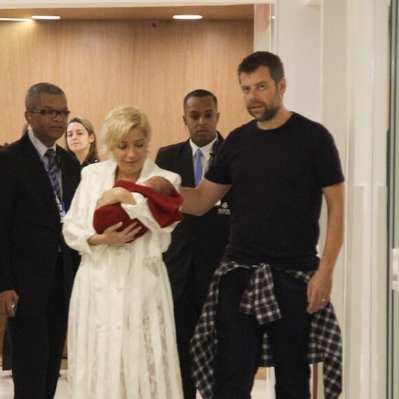 Luiza Possi apostou em um modelo confortável e soltinho ao sair da maternidade