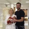 Luiza Possi e o marido, Cris Gomes, posaram para fotos ao sair do hospital com o filho, Lucca