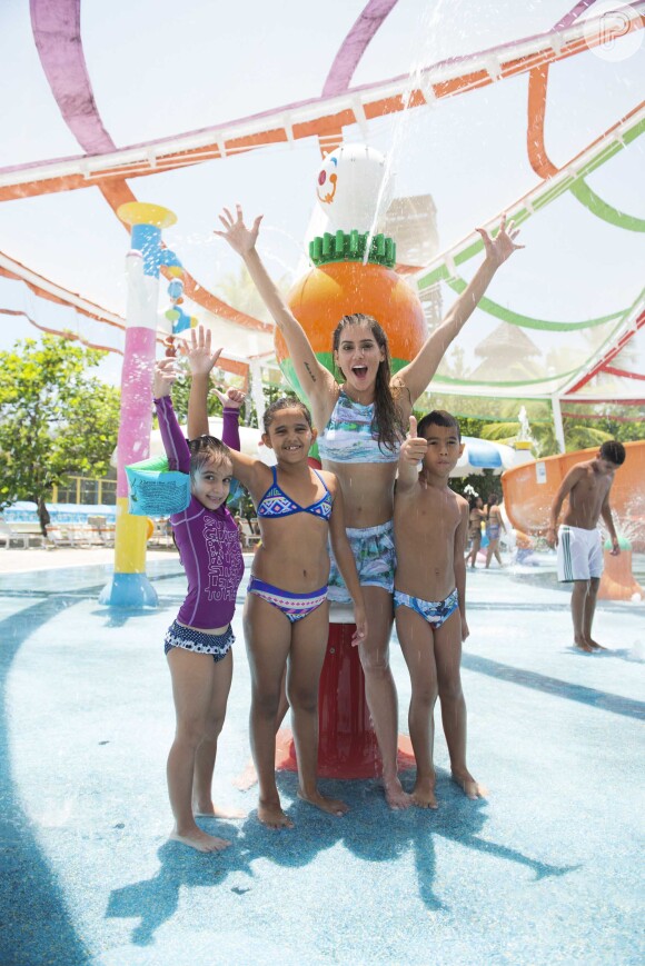 Usando um biquíni comportado, Deborah Secco se divertiu com crianças no Beach Park, em Fortaleza, no Ceará