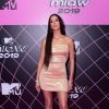 Bruna Marquezine de cabelos ultralongos como look justíssimo da Versace no tapete rosa do MTV Miaw