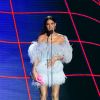 Bruna Marquezine usou vestido de plumas da grife Ingie Paris na premiação