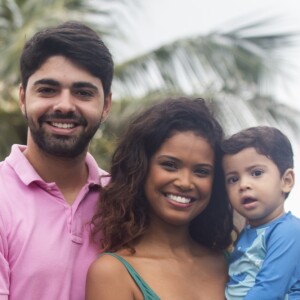 Aline Dias viajou com filho, Bernardo, e namorado, o ator Rafael Cupello