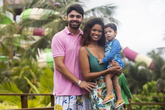 Aline Dias viajou com filho, Bernardo, e namorado, o ator Rafael Cupello