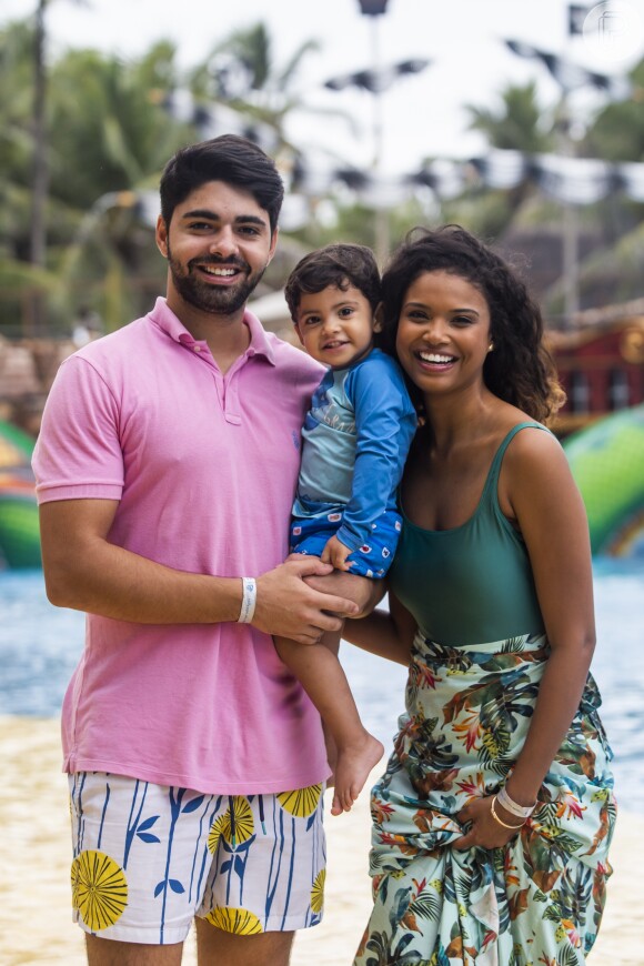Aline Dias posou com namorado e filho no Beach Park