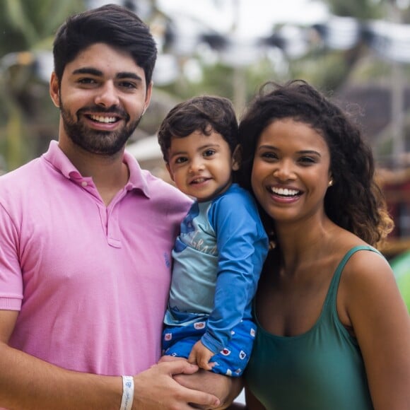 Aline Dias posou com namorado e filho no Beach Park