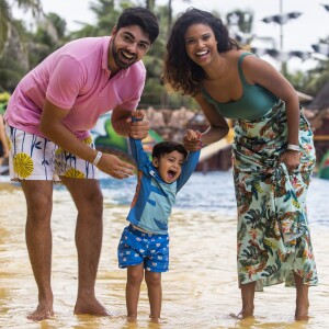 Aline Dias curtiu dias de descanso com marido e o filho no Beach Park