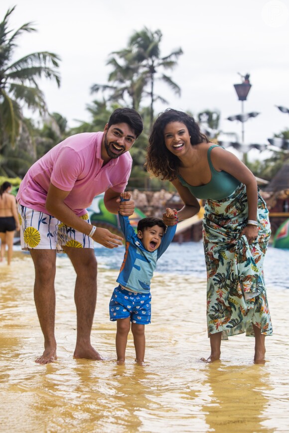 Aline Dias curtiu dias de descanso com marido e o filho no Beach Park