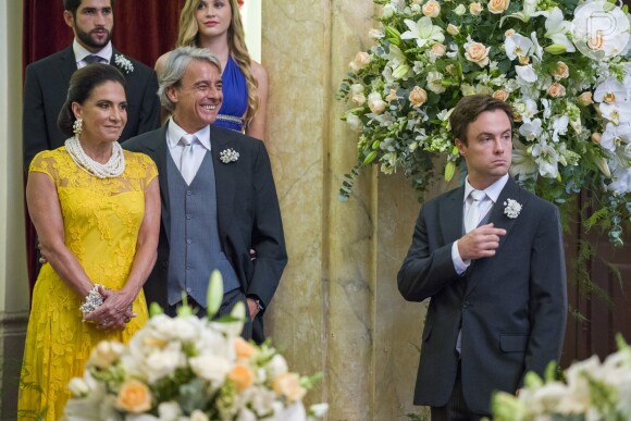 Quinzão (Alexandre Borges) e Lidiane (Claúdia Raia) vão morar na cobertura com Mercedes (Totia Meireles) até o divórcio dos dois sair na novela 'Verão 90'.