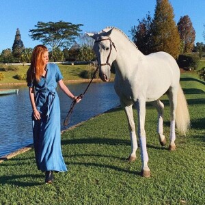 Marina Ruy Barbosa faz passeio a cavalo em viagem