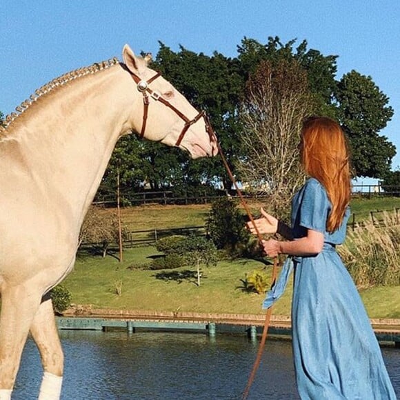 'Espírito animal', disse Marina Ruy Barbosa em foto com cavalo