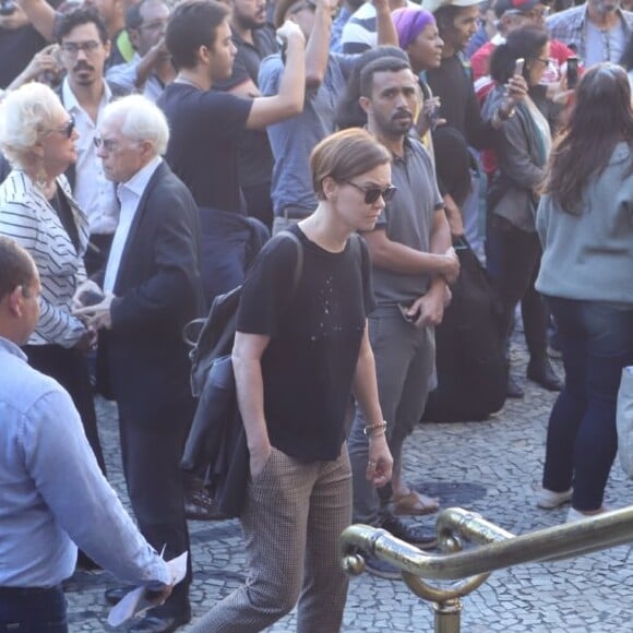 Julia Lemmertz dá último adeus a João Gilberto em velório aberto ao público no Theatro Municipal do Rio de Janeiro, no Centro da cidade, nesta segunda-feira, 08 de julho de 2019