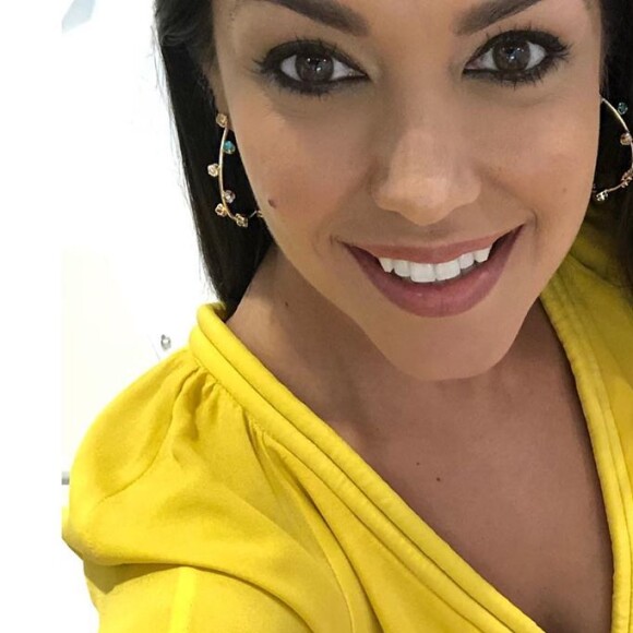 Thais Fersoza se depara com um arranjo de flores ao chegar em casa nesta segunda-feira, dia 08 de julho de 2019