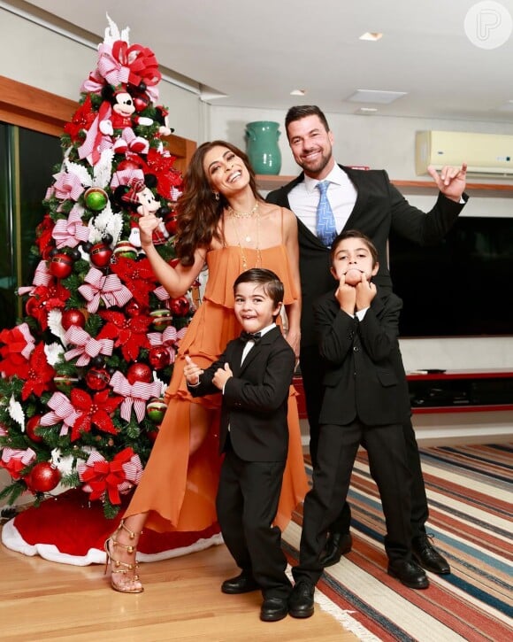 Juliana Paes e os filhos se divertiram juntos nas horas de folga da atriz