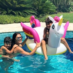 Juliana Paes não abre mão de ficar com os filhos em momentos longe do set de 'A Dona do Pedaço'