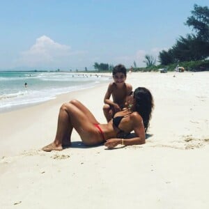 Juliana Paes impressionou pela barriga definida durante a brincadeira com a família