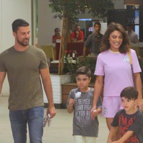 Juliana Paes e os filhos, Pedro e Antônio, protagonizaram momento divertido na web