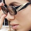 Anitta elege óculos acessível em look de frio durante viagem nesta quarta-feira, dia 10 de julho de 2019