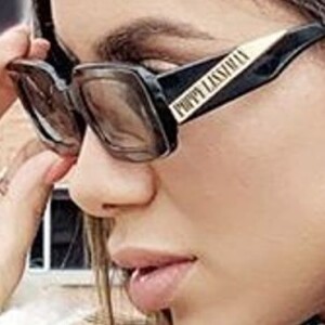 Anitta elege óculos acessível em look de frio durante viagem nesta quarta-feira, dia 10 de julho de 2019
