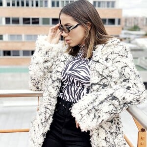 Anitta surpreende em look de frio durante viagem nesta quarta-feira, dia 10 de julho de 2019