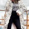 Anitta usa maxicasaco mesclado em look de frio durante viagem nesta quarta-feira, dia 10 de julho de 2019