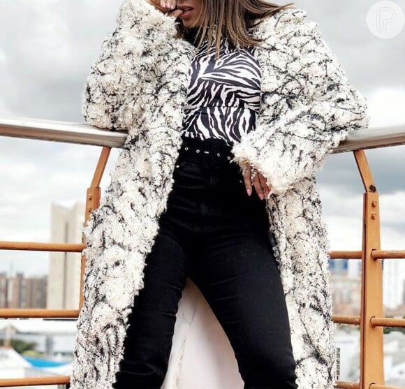 Anitta usa maxicasaco mesclado em look de frio durante viagem nesta quarta-feira, dia 10 de julho de 2019