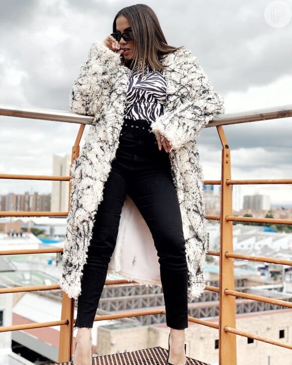 Anitta elege top de zebra em look de frio durante viagem nesta quarta-feira, dia 10 de julho de 2019