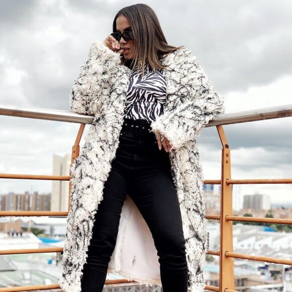 Anitta elege top de zebra em look de frio durante viagem nesta quarta-feira, dia 10 de julho de 2019