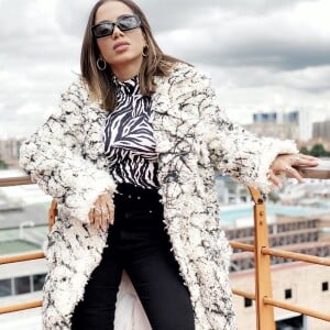 Anitta chama atenção em look de frio durante viagem nesta quarta-feira, dia 10 de julho de 2019